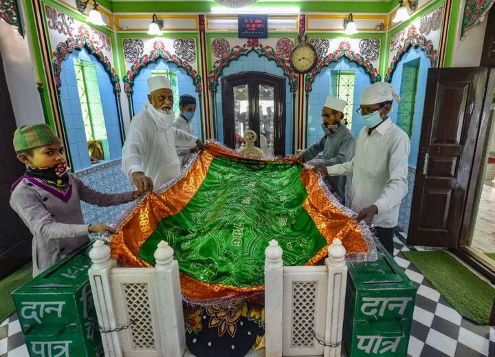   काफी लंबे अंतराल के बाद निजामुद्दीन औलिया की दरगाह पर खादिमों ने मजार पर चादर चढ़ाई और सबके सुरक्षित रहने की दुआएं मांगी.