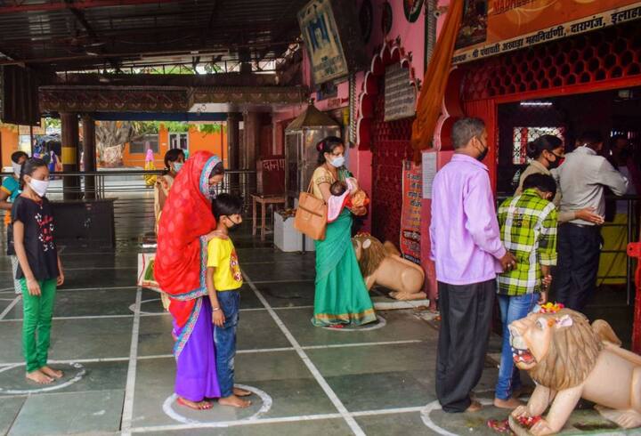  तमाम मंदिर प्रशासनों वे सोशल डिस्टेंसिंग का पालन करवाने के लिए व्यवस्थाएं की हैं. भक्त नियमों को मानते हुए भगवान के दर्शन कर रहे हैं.