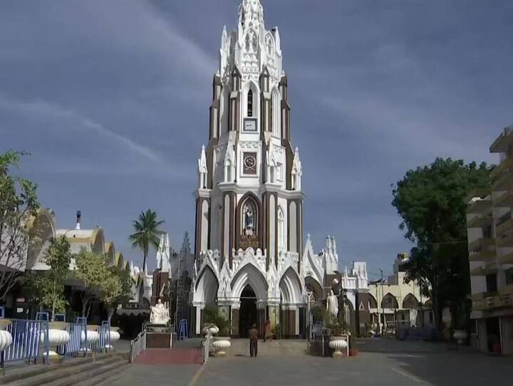  कर्नाटक में लोग प्रार्थना करने के लिए बेंगलुरु के शिवाजी नगर में सेंट मैरी चर्च पहुंचे. गृह मंत्रालय के आदेशों के बाद, आज से धार्मिक स्थल फिर से खुल गए हैं.