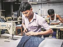 गारमेंट इंडस्ट्री में कामगारों की कमी, ज्यादा वेतन और इन्सेंटिव देकर बुला रहे हैं कंपनी के मालिक