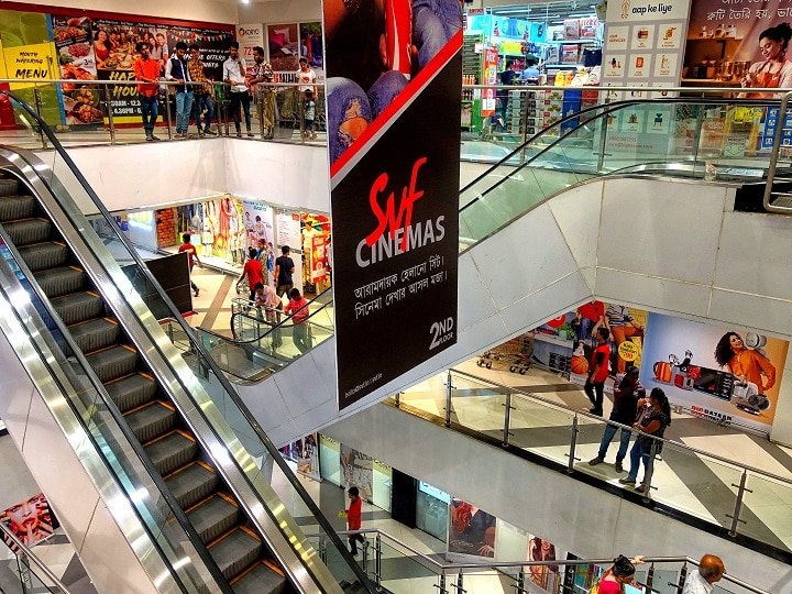 Shopping malls open in Delhi the government's guidelines are being implemented ANN दिल्ली में आज से खुले शॉपिंग मॉल, व्यापारी बोले- बिजनेस को पटरी पर लाने में लगेगा थोड़ा वक्त