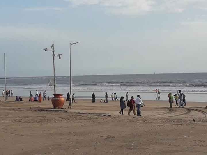 crowd of people at Juhu Chowpatty in Mumbai can prove to be dangerous ANN मुंबई के जुहू चौपाटी पर लौटी रौनक साबित हो सकती है खतरनाक