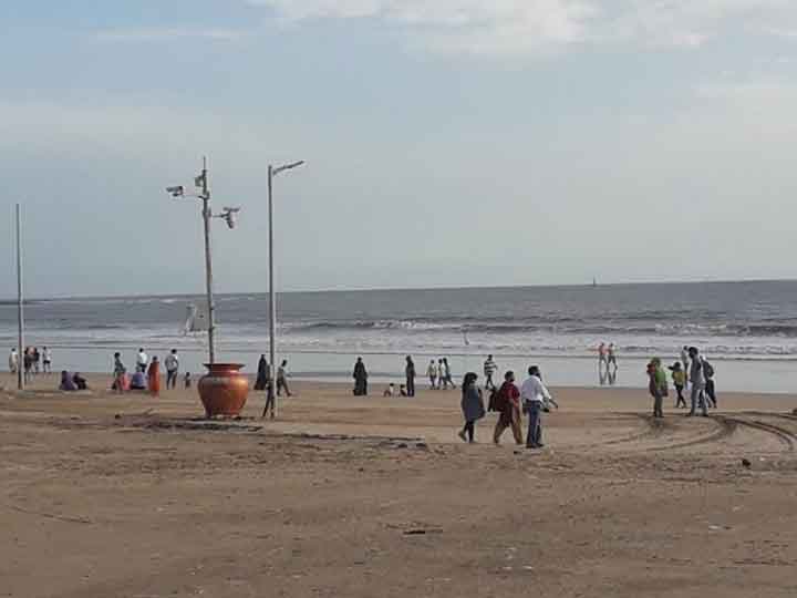 मुंबई के जुहू चौपाटी पर लौटी रौनक साबित हो सकती है खतरनाक crowd of people at Juhu Chowpatty in Mumbai can prove to be dangerous ANN