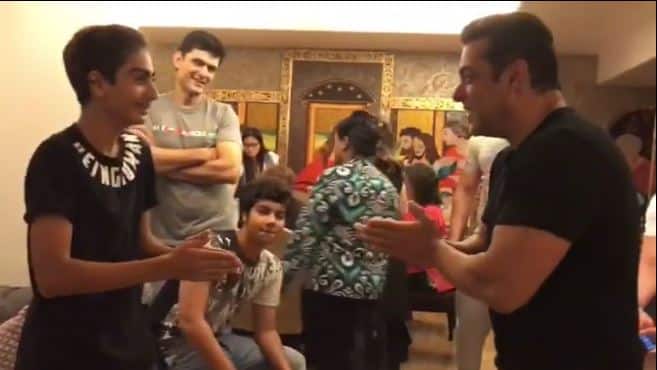 सलमान खान को घर के अंदर अक्सर अपने भांजे और भतीजों के साथ मस्ती करते हुए देखा जाता है. तस्वीर में आप देख सकते हैं कि सलमान खान अपने भतीजे के साथ हंसी मजाक करते हुए नजर आ रहे हैं.
