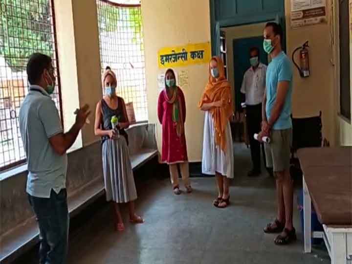 मेरठः रूस से लौटे दंपत्ति को विदेशी महिला मित्र सहित किया गया होम क्वारंटीन Couple returned from Russia with foreign friend home quarantine IN Meerut ANN