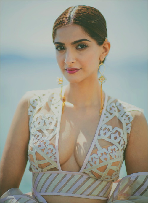Happy Birthday: Sonam Kapoor is not a bikini babe, but she reaches out to the public in a bold dress, see the hottest looks