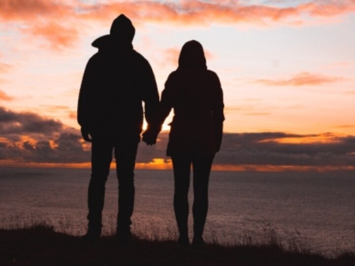 How to build emotional intimacy with your partner ये 5 रिलेशनशिप टिप्स आपके पार्टनर को इमोशनल रूप से आपके ज्यादा करीब ले आएंगी