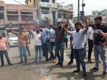 सरपंच अजय कुमार पंडिता की हत्या के विरोध में भारतीय जनता युवा मोर्चा का जम्मू में प्रदर्शन, इमरान खान का पुतला फूंका