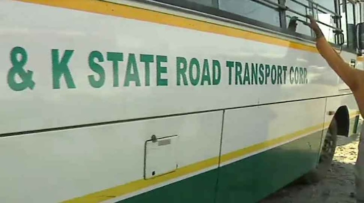 No commercial vehicles on the roads, transporters are demanding 50 percent increase in fares ANN जम्मूः सड़कों पर नहीं उतरे कमर्शियल वाहन, ट्रांसपोर्टरों की किराये में 50 फीसदी बढ़ोतरी की मांग, SRTC की गाड़ियां दौड़ीं