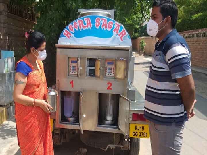 Milk atm made for selling milk in Jodhpur ANN जोधपुरः कोरोनाकाल में दूध बेचने के लिए बनाया 'मिल्क एटीएम', कार्ड रिचार्ज करवाएं और दूध लें
