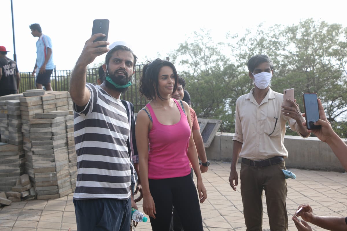 Photos: वर्कआउट करने सड़क पर निकली मल्लिका शेरावत के पीछे पड़े पैपराजी और फैंस, हो गई ऐसी हालत