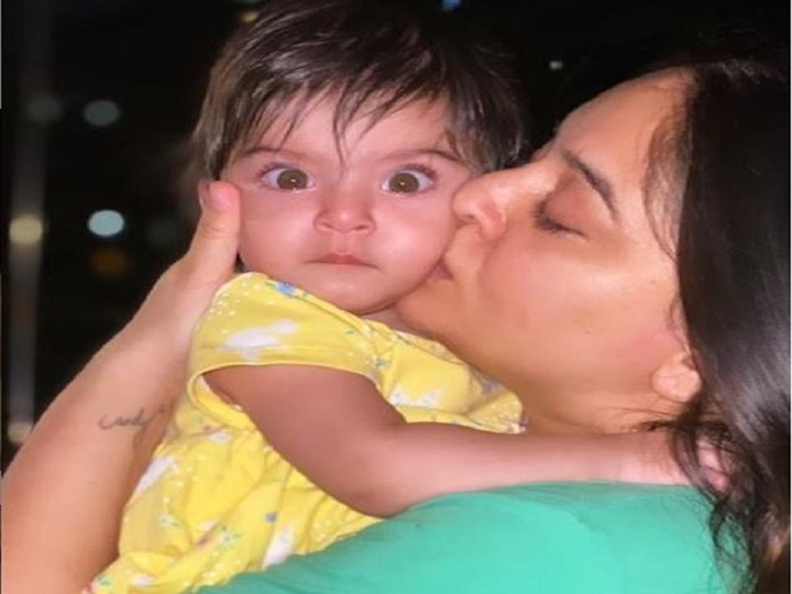 actress mahhi vij posts picture kissing her daugter fans like daughter's cute expression माही विज ने बेटी संग पोस्ट की तस्वीर, एक्सप्रेशन देख फैंस ने जमकर बरसाया प्यार