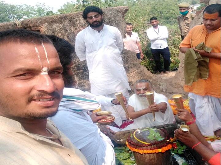 अयोध्या: राम जन्मभूमि परिसर में किया गया भगवान शिव का रुद्राभिषेक, संत बोले- अभी नहीं शुरू हुआ है मंदिर निर्माण का कार्य ayodhya shiva rudrabhishak special puja of lord shiva in ram janmabhoomi अयोध्या: राम जन्मभूमि परिसर में किया गया भगवान शिव का रुद्राभिषेक, संत बोले- अभी नहीं शुरू हुआ है मंदिर निर्माण का कार्य