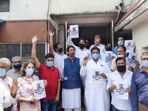 जम्मूः सरपंच अजय कुमार पंडिता की हत्या के विरोध में कांग्रेस ने किया प्रदर्शन