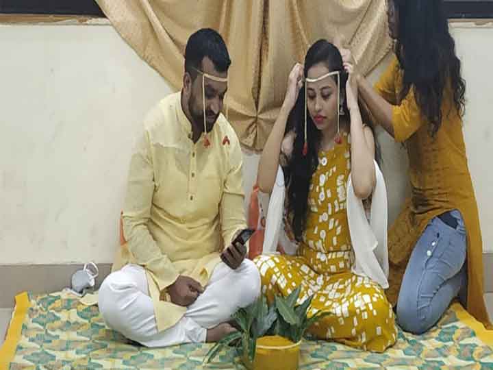 कोरोना मरीजों की सेवा के लिए टाल दी अपनी शादी, करीब डेढ़ महीने बाद डॉ संदीप और डॉ हेमांगी ने किया विवाह Dr. Sandeep and Dr. Hemangi postponed their marriage to serve the Corona patients Now both of them married ANN