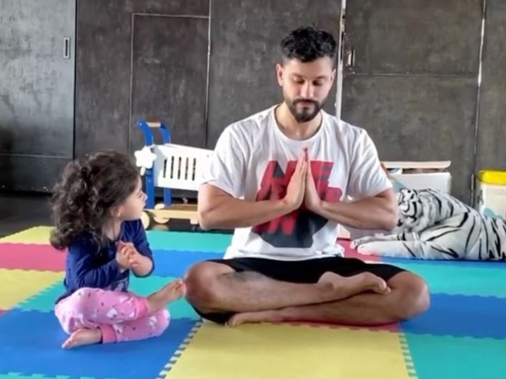 Kunal kemmu cute video with daughter innaya preparing ger for world yoga day 2020 Yoga Day 2020: बेटी इनाया को योग सिखाते कुणाल खेमू का वीडियो हो रहा है वायरल, सेलेब्स बोले बेहद क्यूट है इनाया