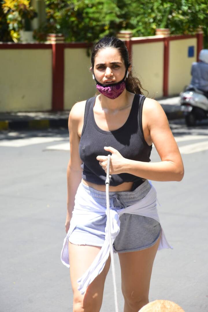 इस तस्वीर में आप गैब्रिएला को देख सकते हैं. वो अपने कुत्ते के साथ वॉक पर स्पॉट की गईं. (Photo Credit: Manav Manglani)