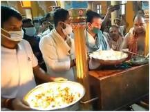 बिहार: लालू यादव के जन्मदिन पर कार्यकर्ताओं ने काटा केक, गरीबों के लिए आयोजित किया भोज