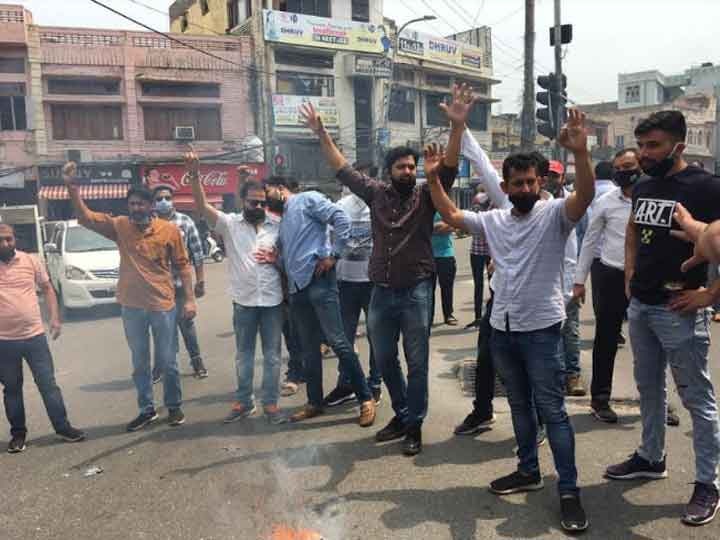 youth all india kashmiri protest against the killing of sarpanch ajay pandita demand security for minorities in kashmir valley ann सरपंच की हत्या के खिलाफ जम्मू में प्रदर्शन, घाटी में अल्पसंख्यकों की सुरक्षा की मांग