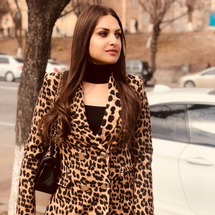 हिमांशी खुराना ने अपने इंस्टाग्राम स्टोरी पर एक वीडियो शेयर किया है, जिसमें भी उनके हाथ में एक ये हीरे की अंगूठी दिखाई दे रही है. उनके हाथ में मंगलसूत्र ने मिस्ट्री बना दिया है.