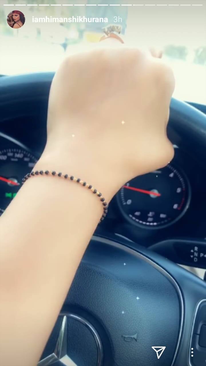 हिमांशी के उंगुली में रिंग देखकर लोग उनकी शादी का अंदाजा लगा रहे हैं. एक फैंस ने उनसे हाथ की कलाई में मंगलसूत्र पहनने की वजह भी पूछ रहे हैं.