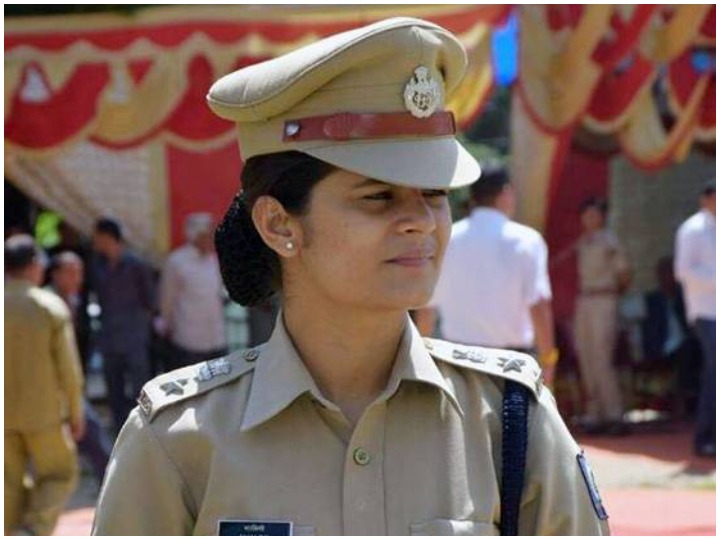 एक अजनबी की बात ऐसी चुभी कि बस कंडक्टर की बेटी बन गई IPS ऑफिसर, जानिए पूरी कहानी एक अजनबी की बात ऐसी चुभी कि बस कंडक्टर की बेटी बन गई IPS ऑफिसर, जानिए पूरी कहानी