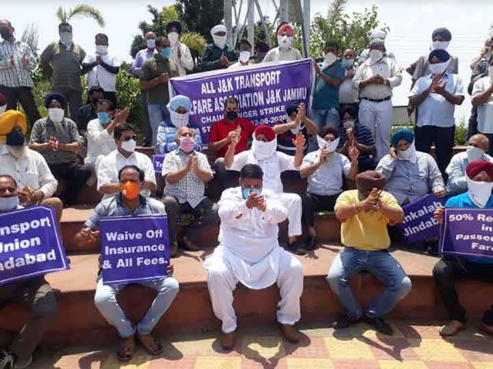 meeting between transporters and Jammu and Kashmir govt could not be held ANN जम्मू-कश्मीर: ट्रांसपोर्टर्स और प्रशासन के बीच नहीं हो सकी बैठक, अब कर सकते हैं आंदोलन