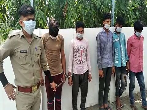 सहारनपुर: पुलिस ने वाहन चोर गिरोह का किया पर्दाफाश, 5 बदमाश गिरफ्तार सहारनपुर: पुलिस ने वाहन चोर गिरोह का किया पर्दाफाश, 5 बदमाश गिरफ्तार