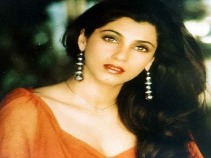 डिंपल कपाड़िया- इस लिस्ट में तीसरे नंबर पर डिंपल कपाड़िया का नाम आता है. डिंपल ने विनोद खन्ना के साथ फिल्म 'खून का कर्ज',' लेकिन ' और  'बटवारा' जैसी फिल्मों में रोमांस किया और उनके बेटे अक्षय खन्ना  की हैं। तो वहीं उन्होंने विनोद के बेटे अक्षय खन्ना के साथ फिल्म दिल चाहता है में रोमांस किया था। फिल्म से दोनों के किरदार को अब तक खूब याद किया जाता है