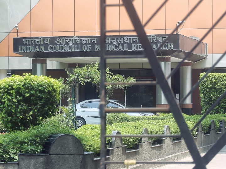 गैर कंटेनमेंट जोन में 1 फीसदी से कम लोग कोरोना की चपेट में आए- ICMR सर्वे ICMR Survey Less than 1 percent of people in the non contention zone were hit by Coronavirus ANN