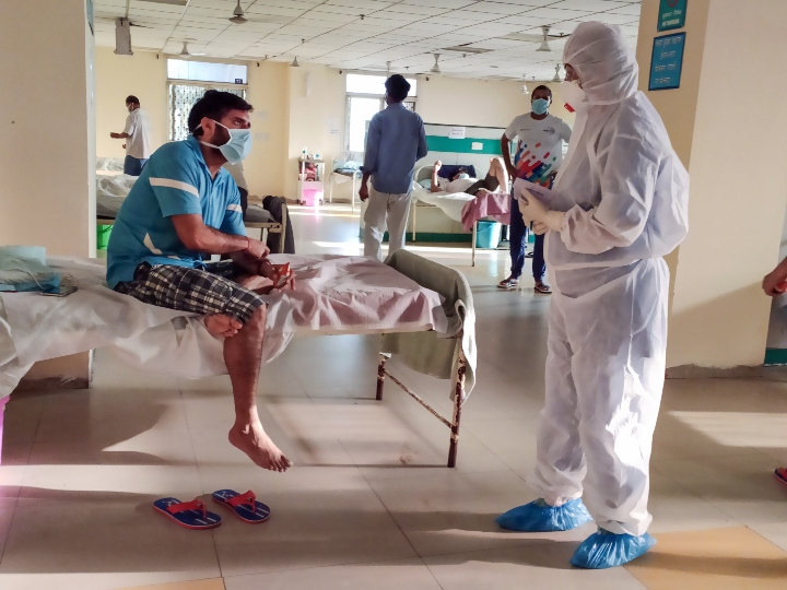 दिल्ली के निजी अस्पतालों में कोरोना मरीजों को मिलेगा सस्ता इलाज, सरकार ने जारी किया अहम आदेश Delhi government issuedan order fixing the treatment fees of corona patients in private hospitals