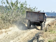 गाजियाबाद: अवैध खनन पर निजी सोसायटी में प्रशासन की छापेमारी, जेसीबी मशीन-डंपर जब्त