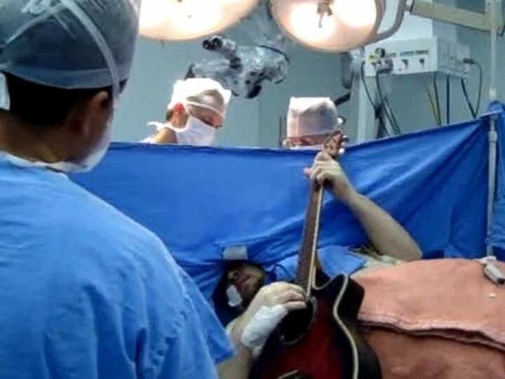 awake brain surgery in italy होश में होता रहा दिमाग का ऑपरेशन, महिला मरीज ढाई घंटे तक जैतून का डिश बनाती रही