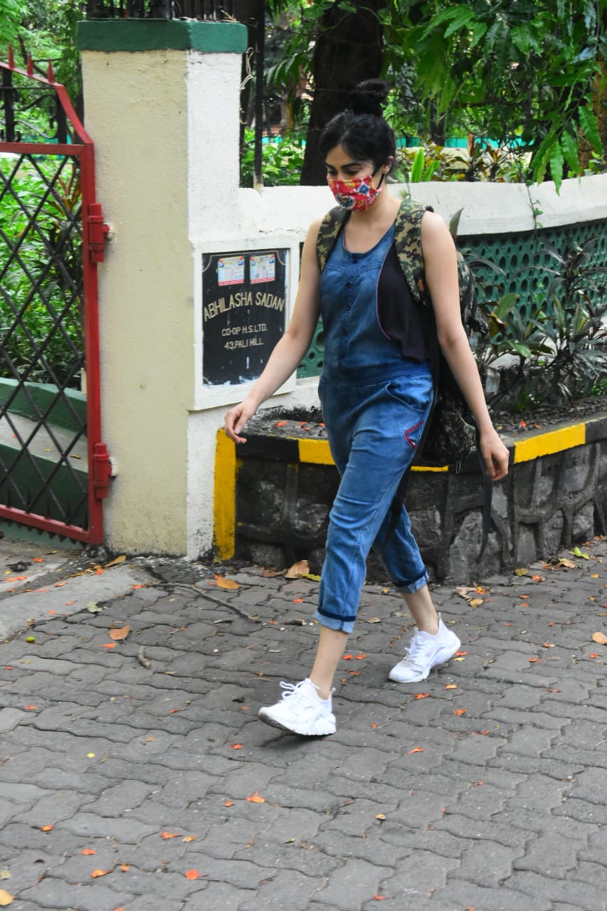 In Pics: Girlfriend of this famous Khan came out to roam the streets of Mumbai in hot style, see photos here