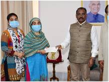 जम्मूः आतंकी हमले में मारे गए सरपंच के परिवार को मिली 20 लाख की अनुग्रह राशि, LG बोले- कातिलों को मिलेगी सजा