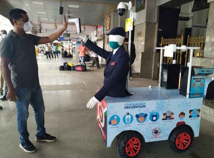Central Railway makes Captain Arjun robot will do thermal screening of passengers at railway station ANN मध्य रेलवे ने बनाया ‘कैप्टन अर्जुन’ रोबोट, रेलवे स्टेशन पर करेगा यात्रियों की थर्मल स्क्रीनिंग
