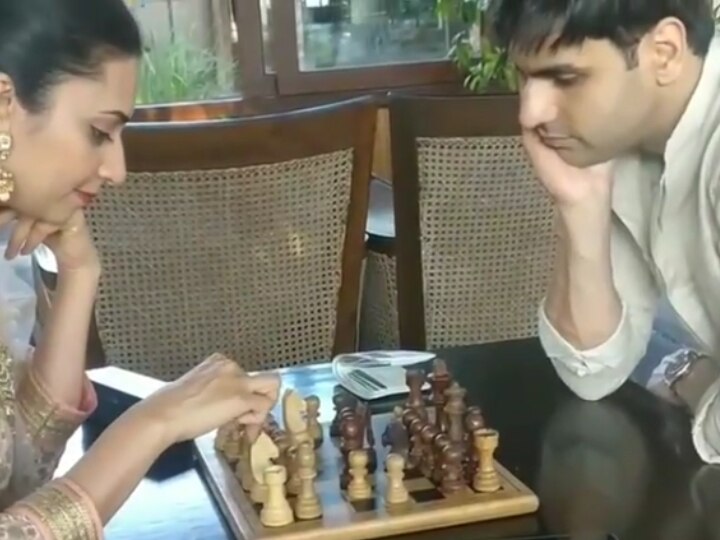 Divyanka Tripathi Vivek Dahiya played chess throwback video viral on social media लॉकडाउन के बीच वायरल हुआ दिव्यांका त्रिपाठी-विवेक दहिया का थ्रोबैक वीडियो, शतरंज खेलते आए नजर