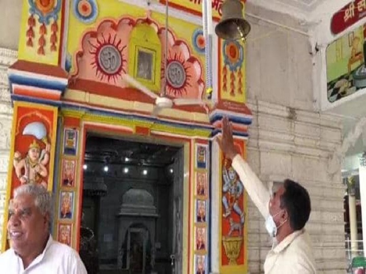 Nahru Khan has installed contactless bell at Pashupatinath Temple कोरोना से बचना है: एमपी के नाहरू खान ने किया कमाल, पशुपतिनाथ मंदिर में बिना छुए ही बज रही हैं घंटियां