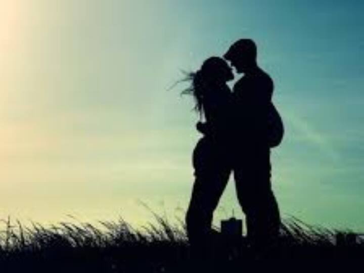 मणिपुर: गर्लफ्रेंड से मिलने के लिए क्वॉरंटीन सेंटर से भागे दो युवक, शराब और गांजा लेकर लौटे Two returnees flee quarantine centre to meet girlfriends in Manipur मणिपुर: गर्लफ्रेंड से मिलने के लिए क्वॉरंटीन सेंटर से भागे दो युवक, शराब और गांजा लेकर लौटे