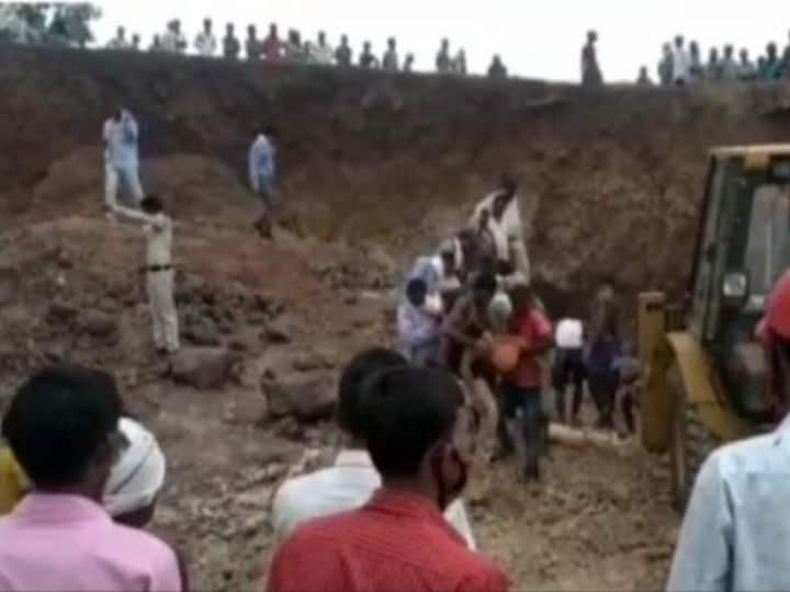 मध्य प्रदेश के शहडोल में खदान धंसने से पांच लोगों की मौत, कई गंभीर रूप से घायल Madhya Pradesh: 5 people lost their lives after a mound of soil collapsed मध्य प्रदेश के शहडोल में खदान धंसने से पांच लोगों की मौत, कई गंभीर रूप से घायल