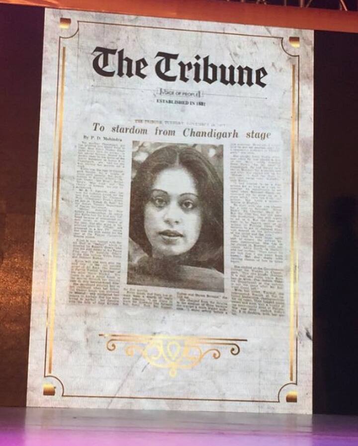 इसके अलावा अनुपम खेर ने एक अखबार के फ्रंट पेज की फोटो शेयर की है. इस अखबार के फ्रंट पेज पर किरण खेर का इंटरव्यू छपा है. इस पर उनकी एक तस्वीर भी है.