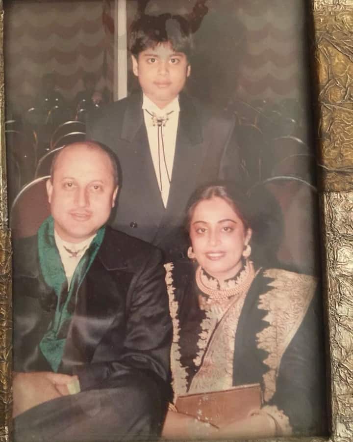 अनुपम खेर ने अपने परिवार के फोटो भी शेयर की है. इसमें वह किरण के साथ बैठे हुए हैं जबकि सिकंदर उनके पीछे खड़े हैं. ये तस्वीर सिकंदर के बचपन के दिनों की है.