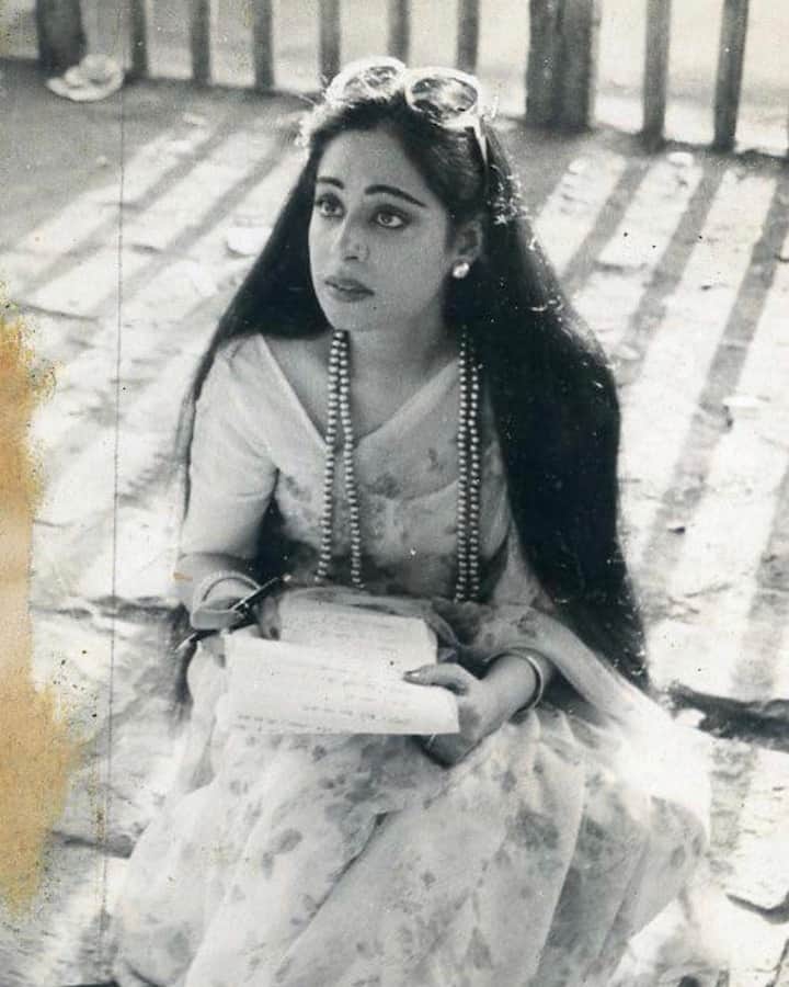 इसी के साथ अनुपम खेर ने किरण खेर की कुछ थ्रोबैक तस्वीरें भी शेयर की हैं. इसमें वह उनके फिल्मी करियर की शुरुआत से लेकर सांसद बनने तक का सफर दिखाई देता है.