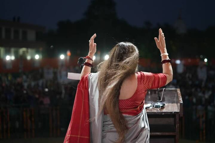 अनुपम खेर ने एक प्यारा मैसेज लिखा है. उन्होंने लिखा, 'जन्मदिन की हार्दिक शुभकामनाएं मेरी सबसे प्यारी किरण. भगवान तुम्हें दुनिया की सारी खुशियां दे. तुम्हें लंबी और स्वस्थ जिंदगी मिले.'