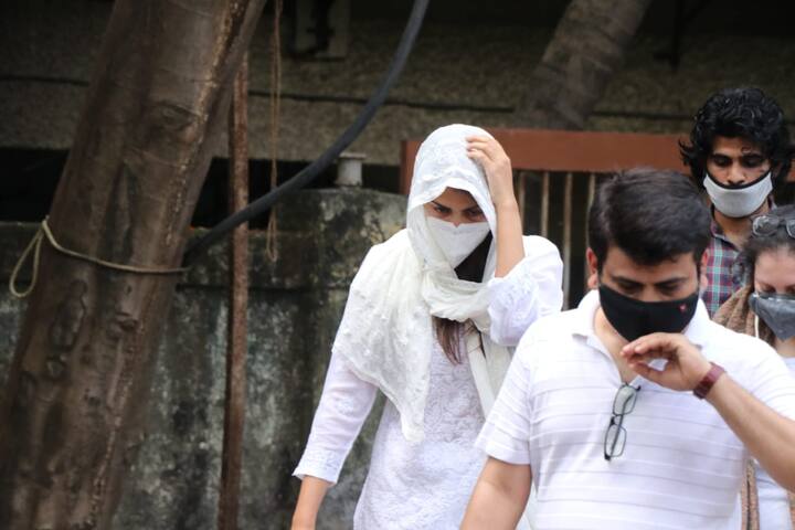 बॉलीवुड अभिनेत्री रिया चक्रवर्ती आज मुंबई के उस हॉस्पिटल पहुंचीं जहां पोस्टमार्टम के बाद सुशांत सिंह का शव रखा गया है. इस दौरान रिया की काफी सारी तस्वीरें सामने आई हैं. (Photo Credit: Manav Manglani) 