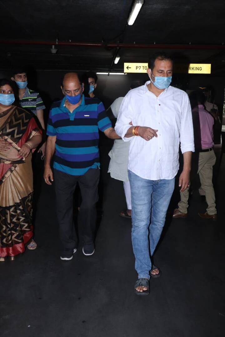 ब्लू और ब्लैक कलर की टी शर्ट में मास्क पहने आप सुशांत सिंह के पापा को गुमसुम देख सकते हैं. (Photo Credit: Manav Manglani) 