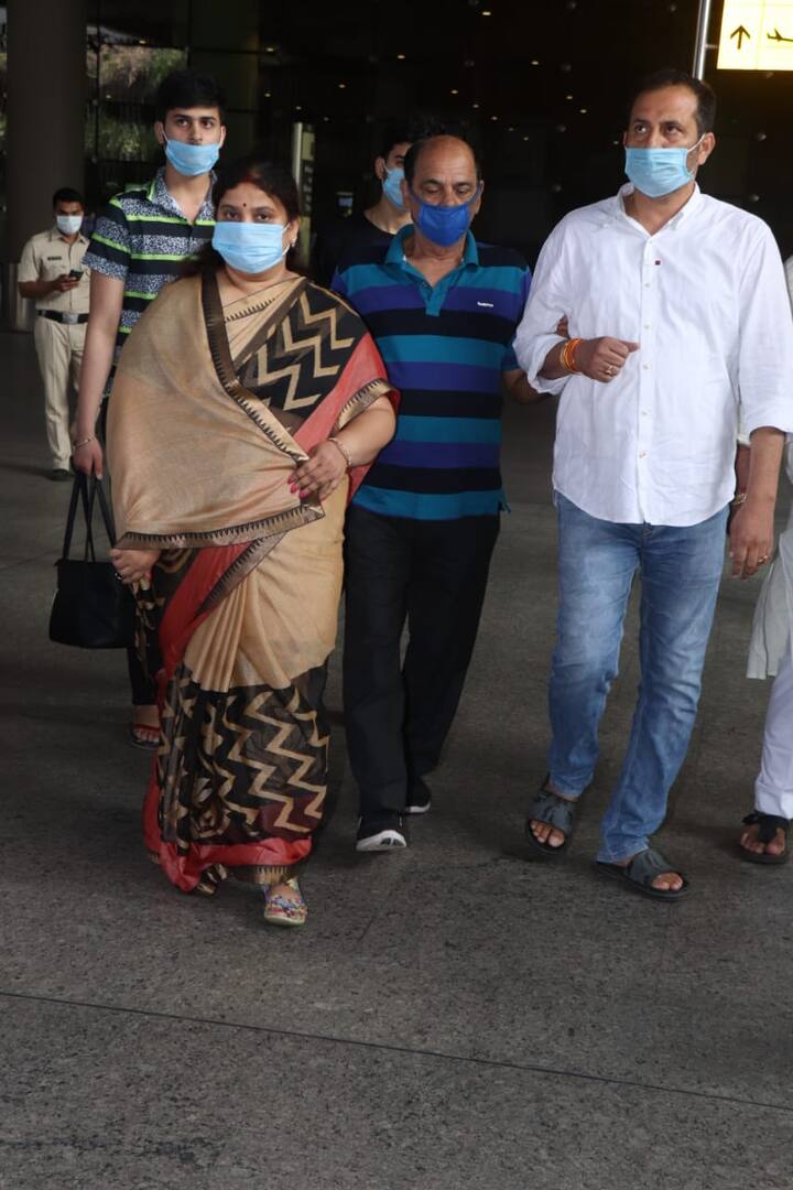 इसके साथ ही उनके साथ उनके करीबी रिश्तेार भी मुंबई पहुंच गए हैं. (Photo Credit: Manav Manglani) 
