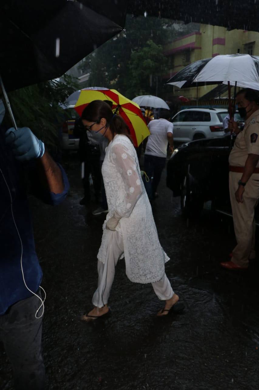 Photos: Kriti Senan and Shraddha Kapoor arrive for Sushant Singh Rajput's last visit, see emotional photos here