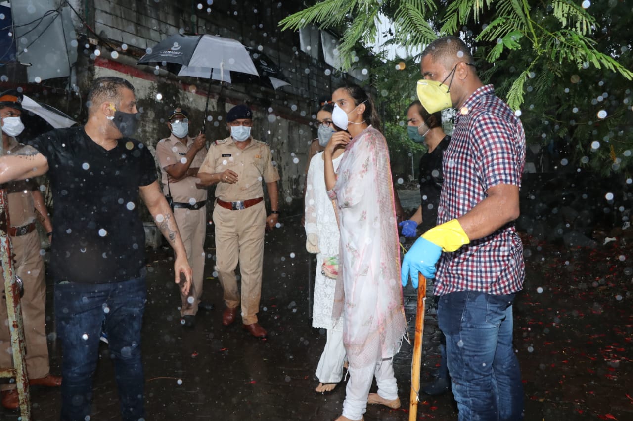 Photos: Kriti Senan and Shraddha Kapoor arrive for Sushant Singh Rajput's last visit, see emotional photos here