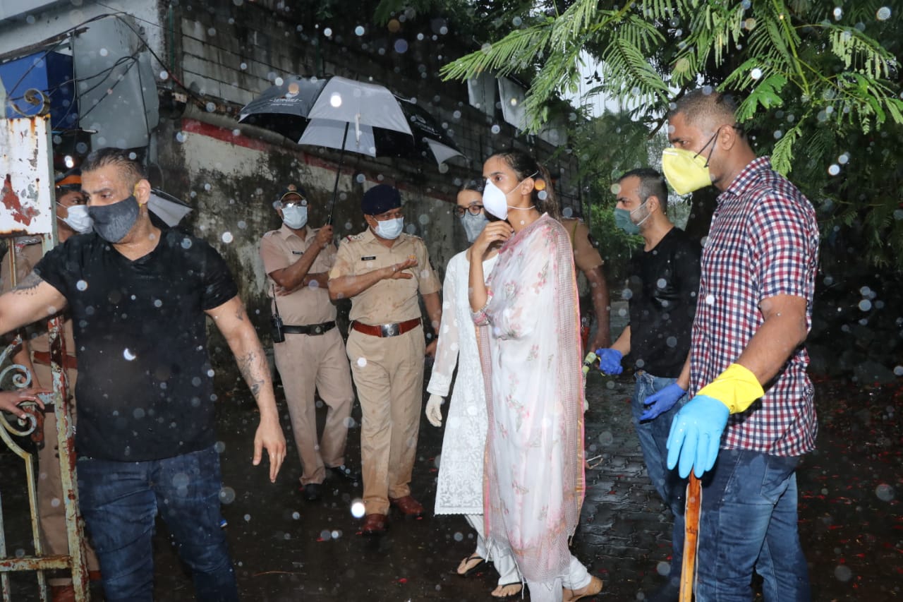 Photos: Kriti Senan and Shraddha Kapoor arrive for Sushant Singh Rajput's last visit, see emotional photos here